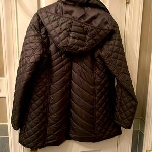 Winter coat with zip-on/off hood with 2 outer pockets.